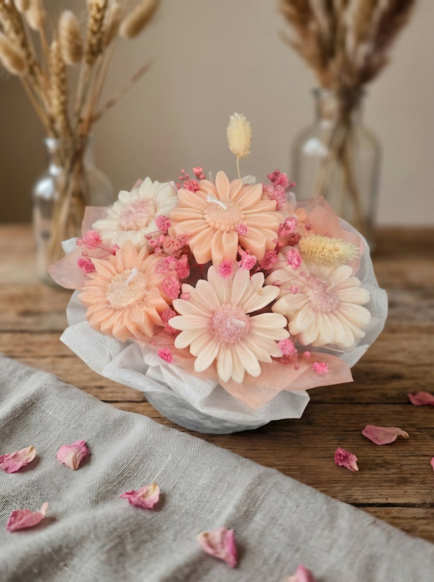 Pearl Bouquet  Handgegossene Blütenkerze aus Rapswachs mit Perlen & Schleife