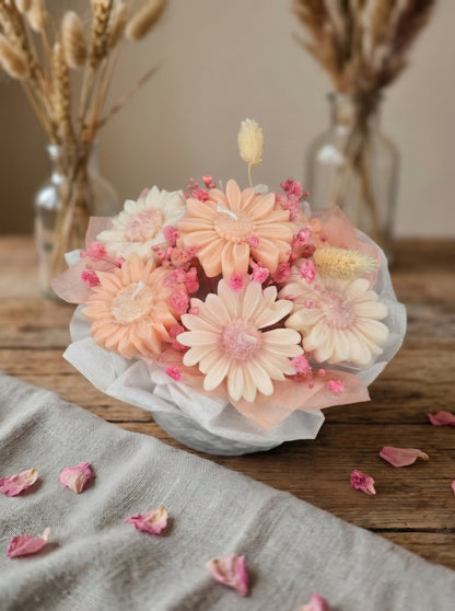 Pearl Bouquet  Handgegossene Blütenkerze aus Rapswachs mit Perlen & Schleife