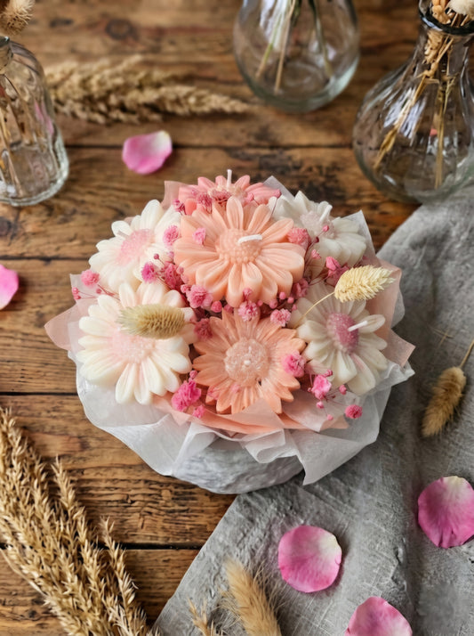 Pearl Bouquet  Handgegossene Blütenkerze aus Rapswachs mit Perlen & Schleife